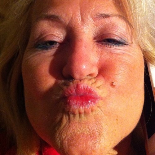I h8 carrots! If ur a carrot dont follow me! Lol i will kill u with a flock of spoons!!!!!! :p :3 :c ps im a hazza girl
