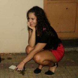Ya me cansé de tu tornillo suelto. 
Me atraganté el caramelo envuelto. 
No puedo más con tanto sube y baja, 
Cerca de ti estoy en desventaja. ...♫♪