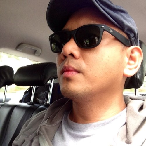 internet junkie, epicurean, globetrotter, shutterbug