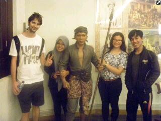 Temen berhubung akun twitter yg lama udh bener yg ini di unfoll aja ya, follow @dini_shella.. Terima kasih ;)