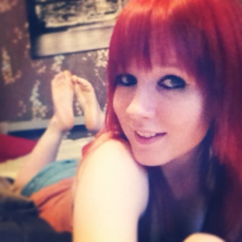 I write.
I love.
I have red hair.
I dance.
I sing.
I photograph.
I talk.
I game.