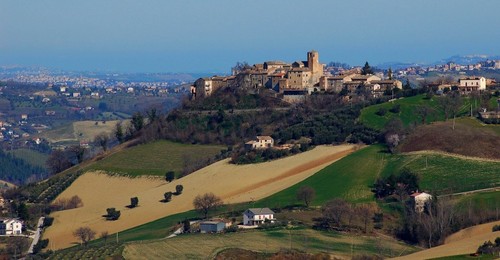 Borgo ideale dove la cultura e la natura si incontrano armoniosamente nelle caratteristiche vie di pietra ,dalle quali si possono ammirare scorci mozzafiato!