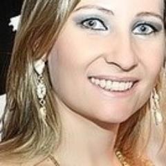 Mesmo se às vezes me esforço,não sou, nem devo ser, a mulher-maravilha, mas apenas uma pessoa... Vulnerável e forte, incapaz e gloriosa... Apenas Uma Mulher