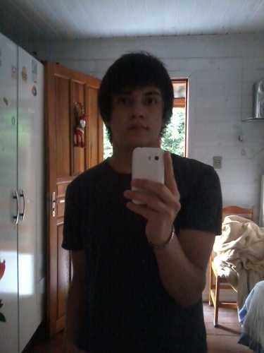 16 anos, Jogador de Counter-Strike 1.6 e guitarrista. E só isso '-' kkkkk