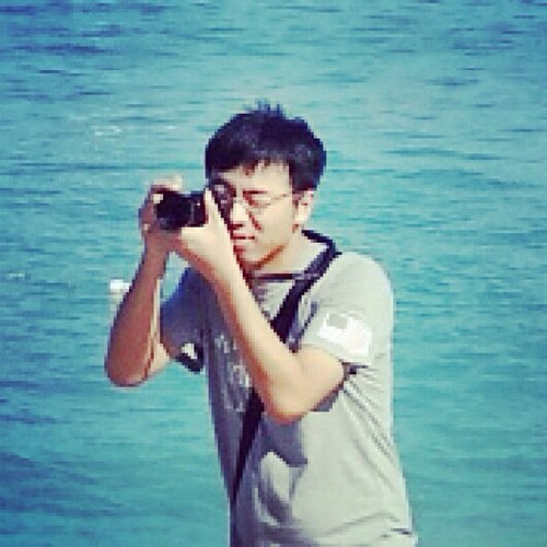 dongseven's profile picture. 爱网络，不爱开会，爱睡觉，爱被人咬一口的水果，爱挖鼻孔，也爱6块5的Dove，我不是什么Geeker，不是什么凡客，我是董七，我只代表我自己。我和你不一样，我是奥哥。