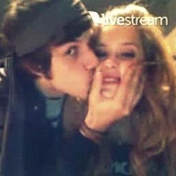 O amor é a poesia dos sentidos. Ou é sublime, ou não existe. Quando existe, existe para sempre e vai crescendo dia a dia → Sophia , Chay e Mel *--*