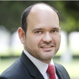 Licenciado en Derecho por la Universidad Bonaterra, Master en Derecho por la UP, Profesor amante de la docencia y el derecho, Geek declarado, Maquero y iPhonero