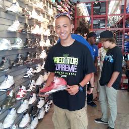 Hayesel_Nuts's profile picture. Kobe is my man, and Bucks are my team.