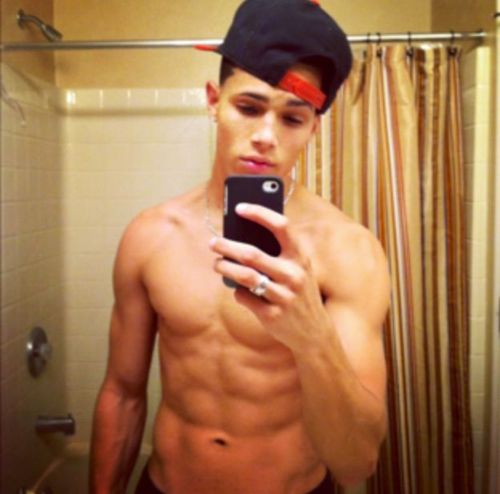 FrankeyBedford's profile picture. I follow back