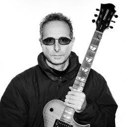 I teach graphic design and multimedia. I play the guitar and I am passionate about music and art.