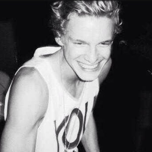 I got a thing for a blonde Austrailian with the voice of an angel, and a breathtaking smile. :) Dreaming of the day I get to meet him!  :D 143 xo