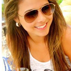 Elα é perfeitα, mαs tem inúmeros defeitos.
Elα fαlα αlto, gritα, dá gαrgαlhαdαs, mas se fαz de tímidα.
Elα é sαntα, mαs sabe provocαr ★