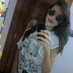 - Sou assim cheia de erros,maluca,irritante,estranha, desastrada, boba,mandona,orgulhosa, tímida; mas sou feliz assim e não vou mudar por que a sociedade quer !
