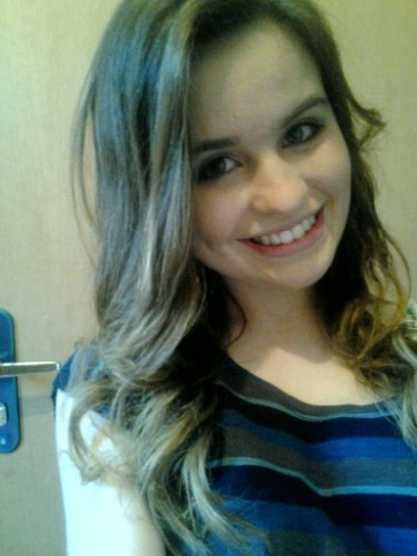 Oi, eu gosto de sorrir sem motivo, de cantar no chuveiro, de sorvete de chocolate e de pintar as unhas de preto. (:
