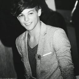 Daqui a 50 anos eu ainda vou saber seu nome e vou me lembrar de todas as vezes que você me fez sorrir. *-*
— @OneDirection. since: 28/04/2012