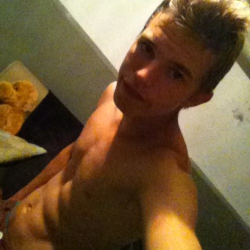 Next follower gets a chocolate biscuit! 17! kik: jake8195 instagram: jakejohn9 http://t.co/6pi7GID8IS http://t.co/EHjUQkyfdX