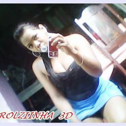 Ela não anda, ela desfila
Ela é top, capa de revista
É a mais mais, ela arrasa no look
Tira foto no espelho pra postar no Facebook