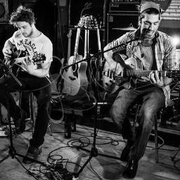 Camisole Moutarde est née le 4 Avril 2011, Martin Guérin et Marco Jannelle se sont liée dans une macédoine musicale, le tout dans un solarium pas très confo.