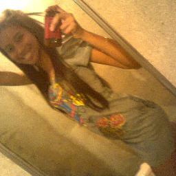 → A menina que cresceu rápido demais, de um jeito que ninguém percebeu. a menina que dá mais valor aos amigos do que a ela mesma. a menina que já virou a noite,