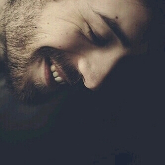 هَنالكِ عُشاق لمَ يخلقوا لهذا الزمٓنِ ..