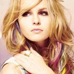 Sigueme si amas que actue en ¡ Buena Suerte Charlie ! 
y cante canciones GENIALES :)