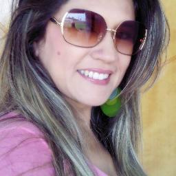 Amo a vida!! Sem Deus nada seria...Sou apaixonada pela minha familia, adoro os animais e a natureza.Essa sou eu...