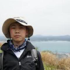 사람을 발음하면 입술이 닫히고 사랑을 발음하면 입술이 열린다. 사람은 사랑으로 서로를 열 수 있다. -달팽이 안에 달-