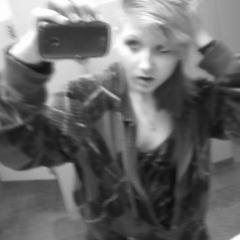 hi C: umm.. ! I LOVE MEXICANS  and them SCENE BOYS :) tap my button and lets chat you latinos and emos ;)