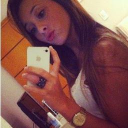 uma garota que ama ir ao shopping fazer compras,Familia,Amigos,Namorado,ir a praia, & amo muito chocolate Beijokass