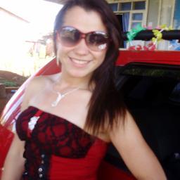 Facebook é tipo a sala da vó, todos se comportam direitinho. twitter é tipo o quarto dos fundos, onde os primos se juntam pra falar besteira