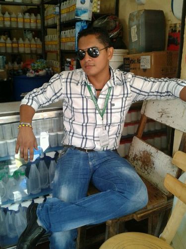 Cartagenero, asesor de proyectos, creyente de un solo Dios verdadero amante del deporte y de su familia, servidor publico siempre con humildad