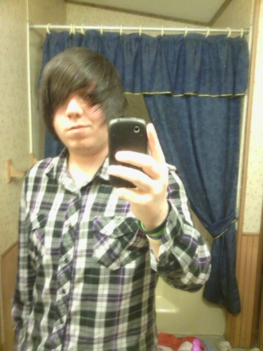 just your average dude with a twitter, play guitar and drums follow my ass i follow back :p