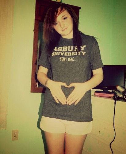 My name is Lizzi. I love photography and im a mommy.