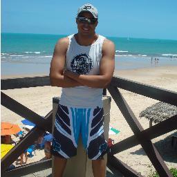 A vida é o meu maior motivo, aventuras e emoções elevam minha felicidade. Brindo a casa, brindo a vida, meus amores minha família.