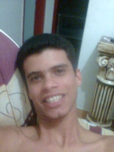 Besta pra rir, engraçado,tabacudo,pai e feliz com a vida!!!