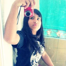 Aquela menina que sonha com os pés no chão(:
A menininha com jeitinho de boazinha,
mas que não é bobinha .!