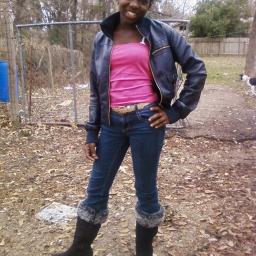pretty my cousin in the front page but me im light skinded an with long brown hair and have a belly piercing