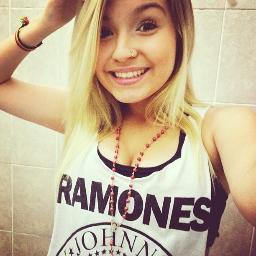 fofa,ciumenta,17 anos, sou mimada,chata,boba,feia,lerda, amo skate,fotos,musicas e tals segue ai sigo dvt só avisar *-*