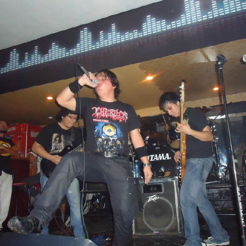 Vocalista grupo musical de rock  :Sepulcro: pais  Ecuador .. Y comerciante a la vez .. Saludos
