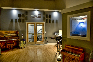 soundextractor's profile picture. Sound recording in a creative atmosphere.