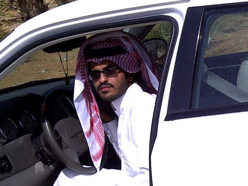 فتاة مزاجيه؛ تعشق التصوير؛جذابه بعمر13عام.