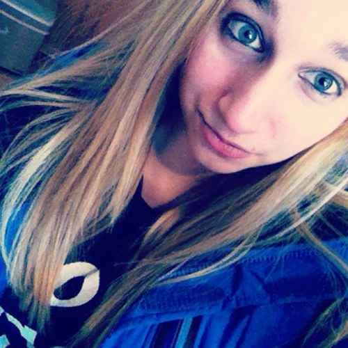 Hi(: Im 14 & On Team Bieber Team Biersack & Team Vanity. i love Jb Bvb and Botdf(: Follow me and Ill follow back