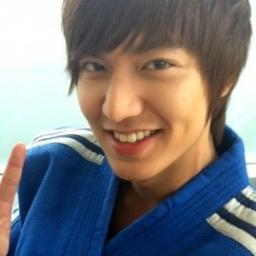 hello follow ME i;m KPOPLOVERS ^^