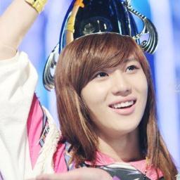 ปริ๊นซ์แทมินสแวกแฟม (?) นิสัยดี กินง่าย นอนง่าย ถ่ายคล่อง =__= มาคุยกับผมเยอะๆน้าาา : 3 #Swaq #just bot #130215