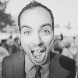 Seguidor de Jesús. Marido. Misionista. Amante de la Juventud, el Arte, la Música, el Ilusionismo y el Cine. Y un poco Friki.