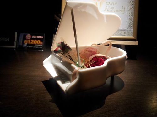 ピアノの奏でに香りを彩るライブを東京千葉で企画開催
ピアノ弾き語り、ピアノ連弾、ピアノDUO・trio、ピアノソロを募集中
JAA主催いやしの祭典ln金沢の”香りで結わえる家婚式”フレグランスコンテスト  優秀賞授賞
AEAJイメージフレグランスコンテスト2020オーディエンス賞受賞
アロマブレンドデザイナー