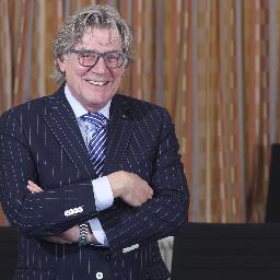 Vernieuwen door te ontregelen.
Ik ben bestuursadviseur en interim manager in de zorg. Ik ben ook sociaal gerontoloog. Mijn visie is helder,mijn oplossing uniek.