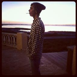 Soy un amante que teme amar demasiado, RAP por lema de vida, adicto a las sonrisas y mi droga es el Cherterfield. Wk
