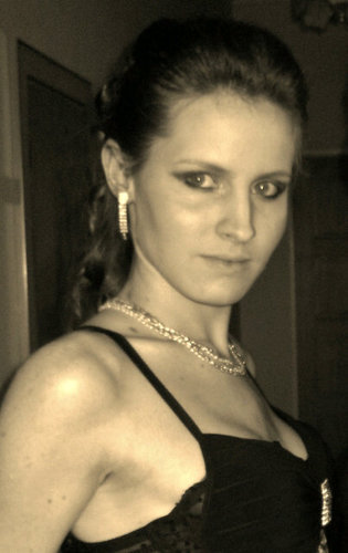 BOOKS and MUSIC, gotta love it! Outspoken, good personality. Song writer. I'm a sucker for tattoos and piercings. Lover of rock/metal music as well as nature!