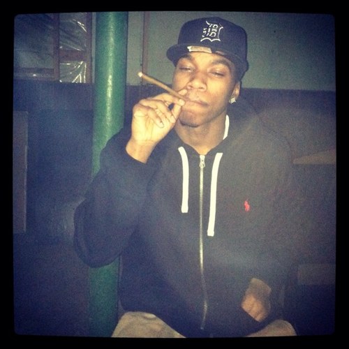 Fuck anotha nigga business ima mind my own b4 i get in anotha nigga shit ima find my own yea play wit me n bullets slang like stones......